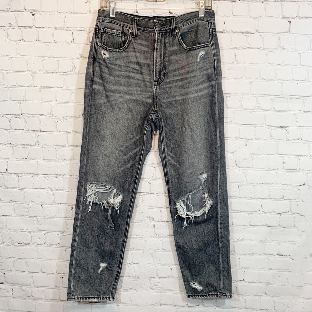 American Eagle Hi rise Mom Jeans Distressed